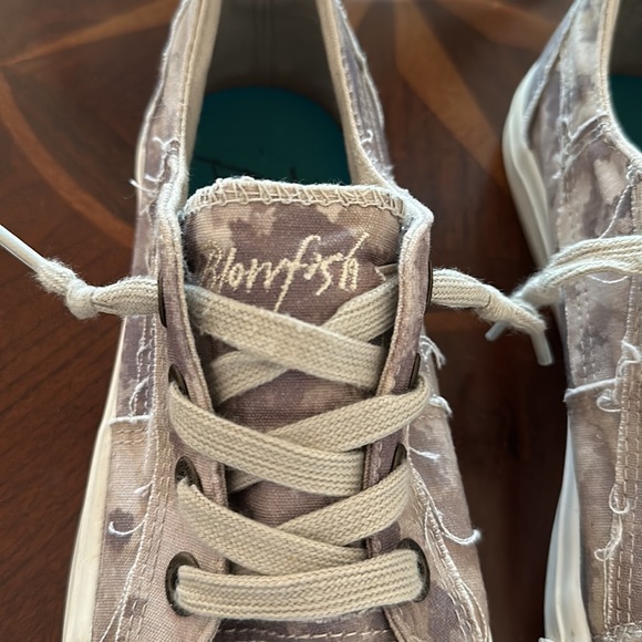 Blowfish camo pattern size 7.5 slip on canvas shoes - Picture 3 of 7